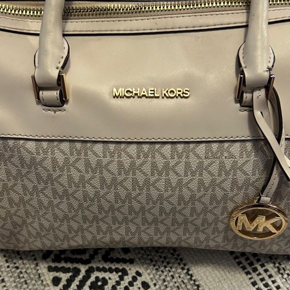 Michael Kors Monogram White and Cream duffel crossbody - Picture 4 of 5
